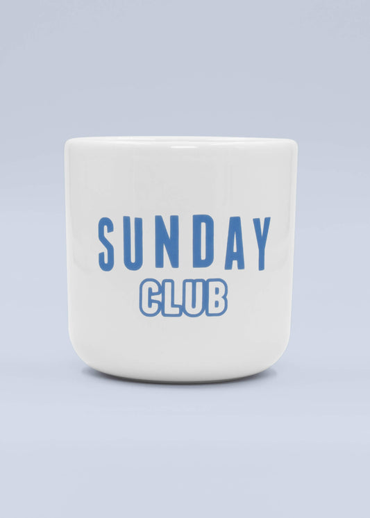 Eine weiße J.Clay Tasse ohne Henkel aus Keramik mit blauem SUNDAY CLUB-Schriftzug auf der Vorderseite und hellblauem Hintergrund - ein ideales Geschenk und eine stilvolle Ergänzung für jedes Geschenkset. - Tassen & Special Packs