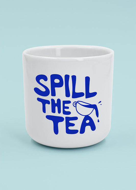 Modernes Design: J.Clay „Spill the Tea“-Tasse, weiß mit blauem Schriftzug und Kaffeetassen-Motiv.