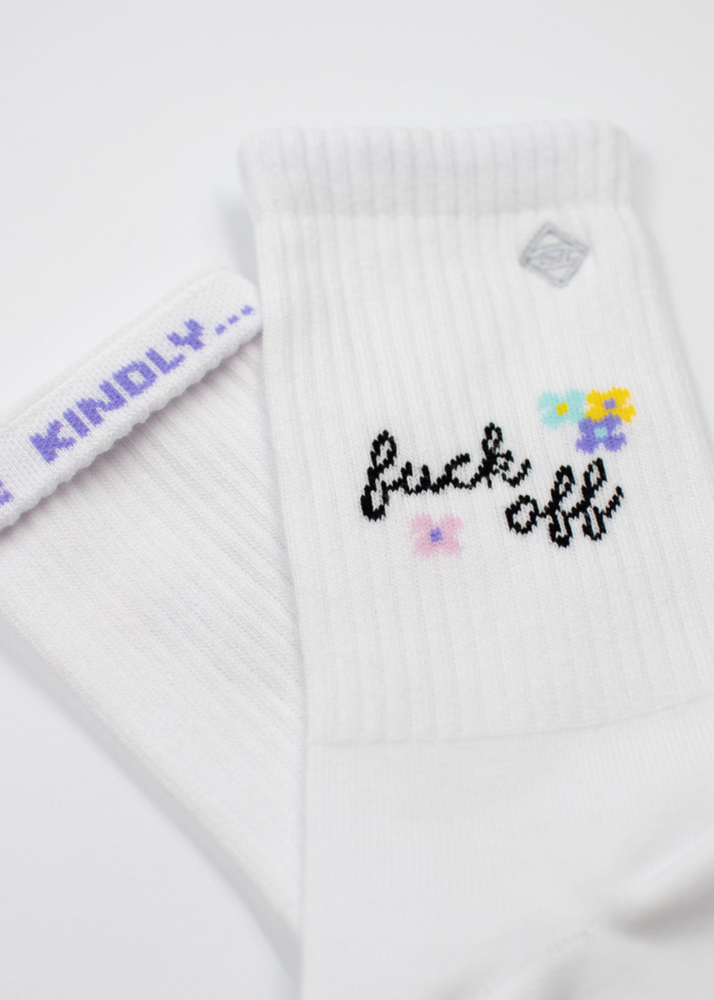 J.Clay „Fuck Off“-Tennissocken: Weiß, bestickt mit schwarzem Schriftzug und pastellfarbenen Blumenmotiven.