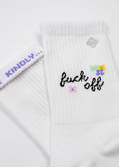 J.Clay „Fuck Off“-Tennissocken: Weiß, bestickt mit schwarzem Schriftzug und pastellfarbenen Blumenmotiven.