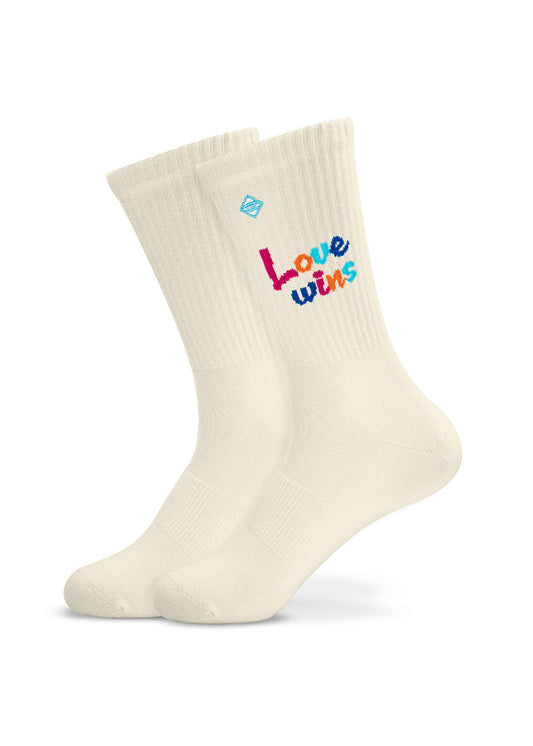 Love Wins – Tennissocken von J.Clay: Weiße Socken mit buntem Schriftzug „Love wins“.