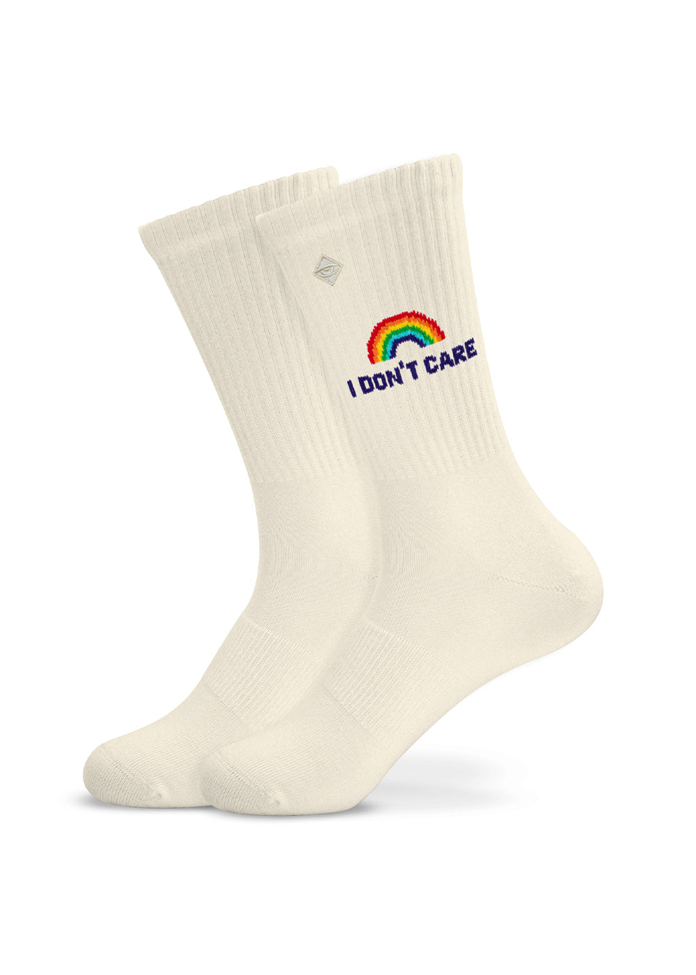 J.Clay – Mir ist es egal: Tennissocken sorgen mit Regenbogen-Motiv und auffälligem Schriftzug für einen markanten Look.