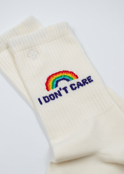 J.Clay „I don’t care“-Tennissocken: cremefarben, mit Regenbogenmotiv, ausgeprägter Streetstyle-Flair.