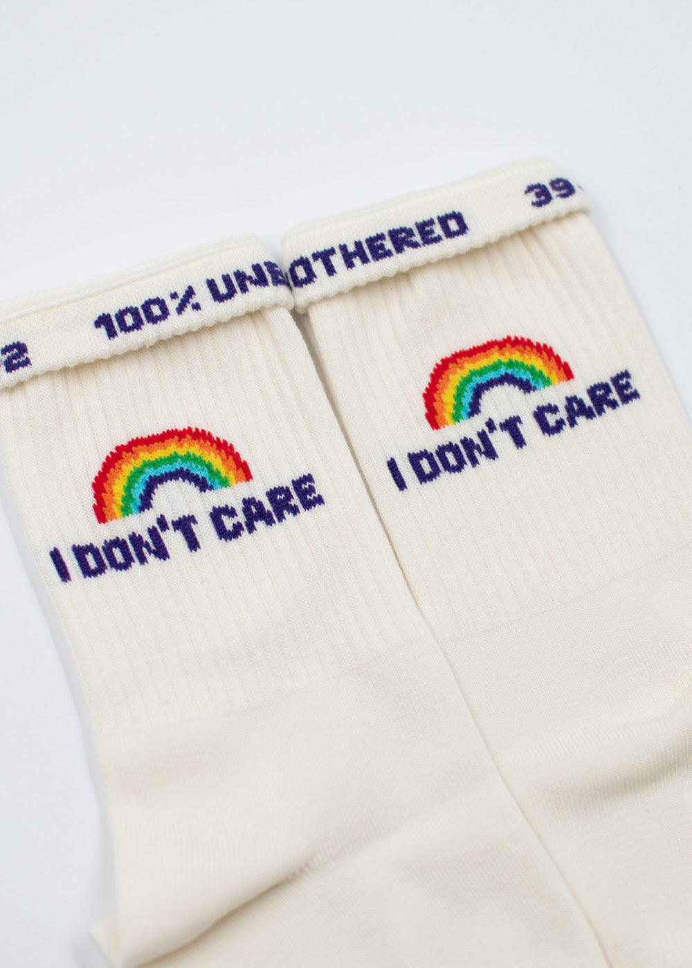 J.Clay „I don’t care“ – Tennissocken mit Regenbogenmuster und „100  UNBOTHERED“ in Lila.