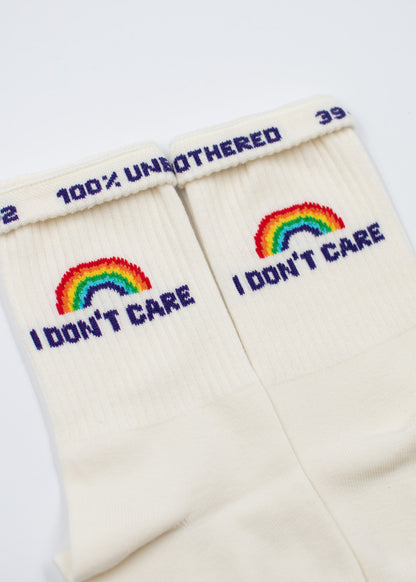 J.Clay „I don’t care“ – Tennissocken mit Regenbogenmuster und „100  UNBOTHERED“ in Lila.