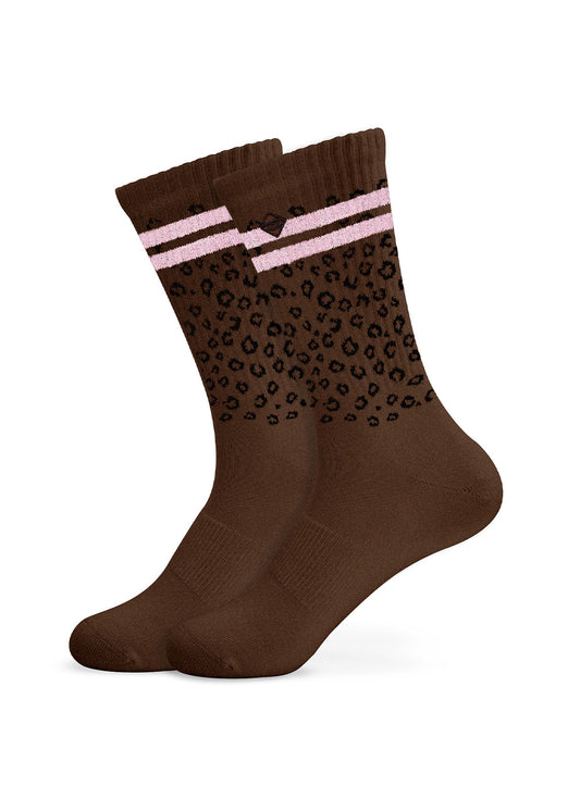 J.Clay Glitter Leo: braune Socken, schwarzes Leopardenmuster, 2 rosa Streifen am oberen Rand, nebeneinander.
