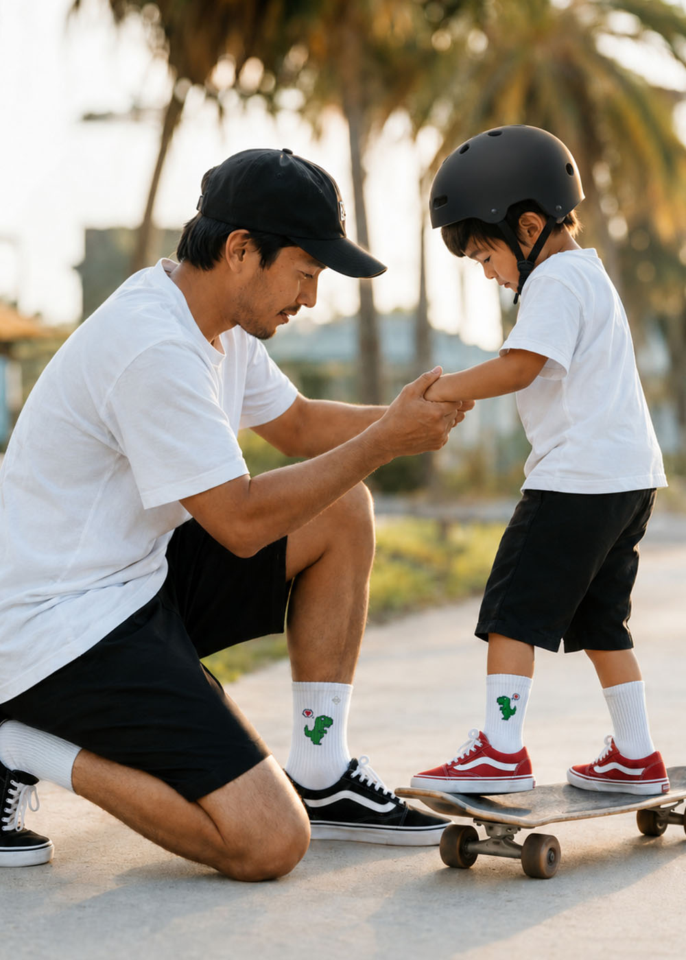 Ein Mann und ein Kind in weißen Hemden, schwarzen Shorts und Socken von J.Clay Dino Love – Fam Pack.