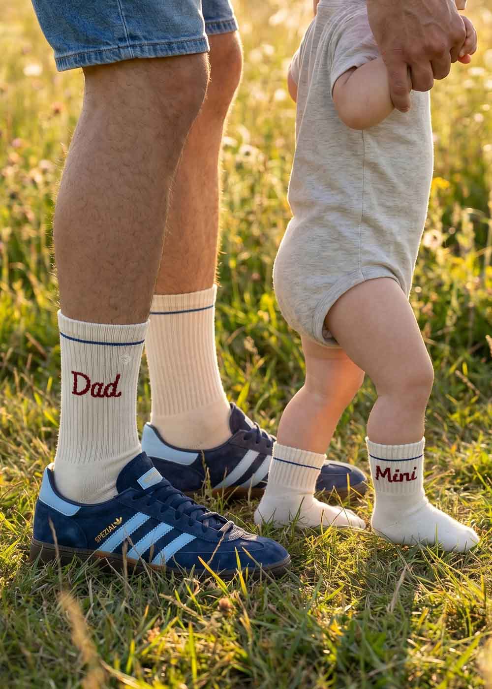 Erwachsener und Baby im Gras mit J.Clay Mini Dad Fam Pack Socken.