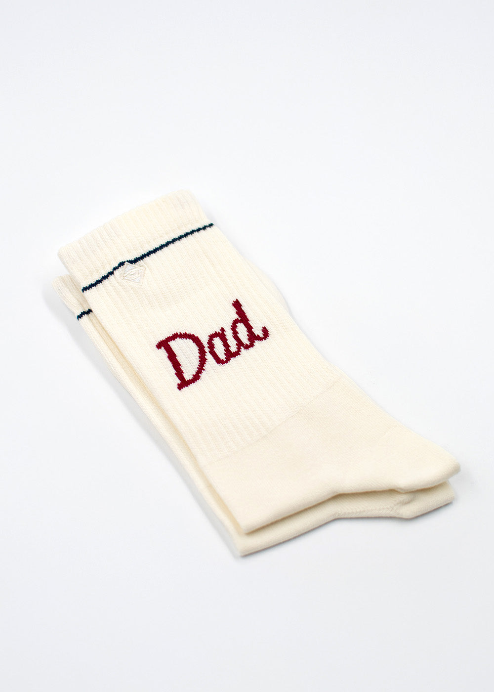 Ein Paar weiße J.Clay-Socken mit der Aufschrift "Dad" in Rot an der Seite.