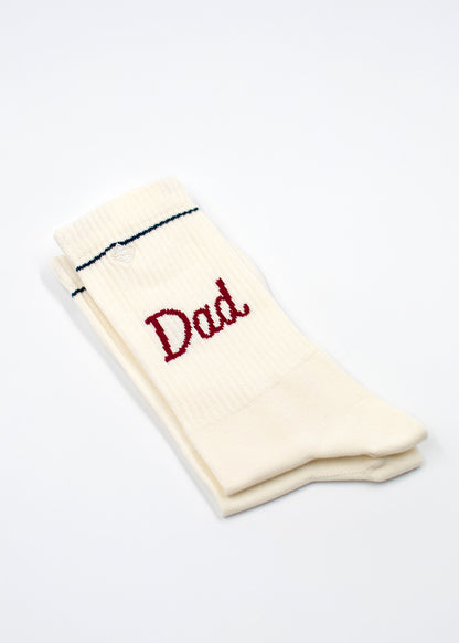 Ein Paar weiße J.Clay-Socken mit der Aufschrift "Dad" in Rot an der Seite.