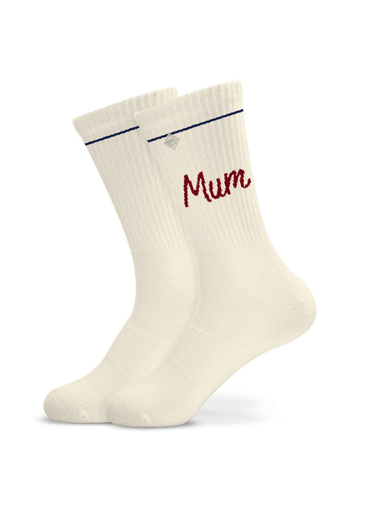 Zwei weiße J.Clay Mum Socken mit "Mum." in roter Schrift an der Seite.