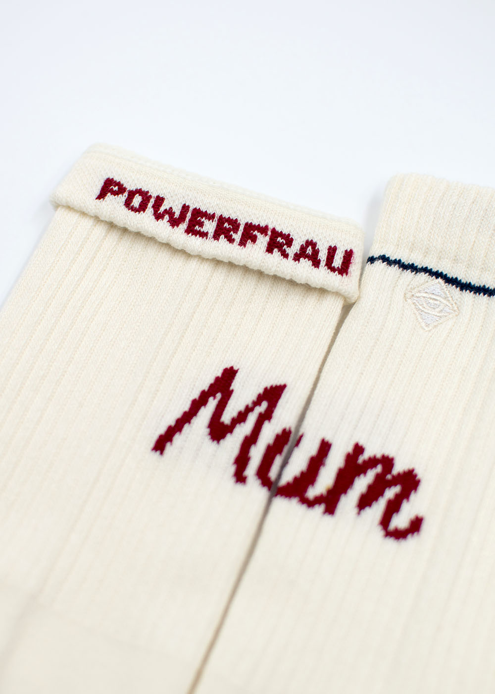 Cremefarbene Socken von J.Clay, Mini Mum - Fam Pack, mit POWERFRAU und Mum in Rot auf geripptem Stoff.