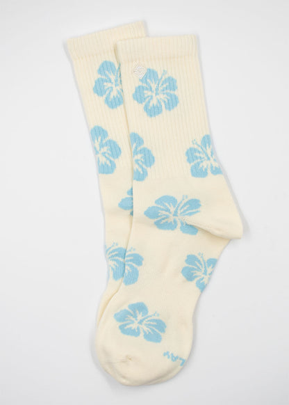 J.Clay Hibiscus Flower Socken in Creme mit hellblauem Blumenmuster, flach auf weiß gelegt.