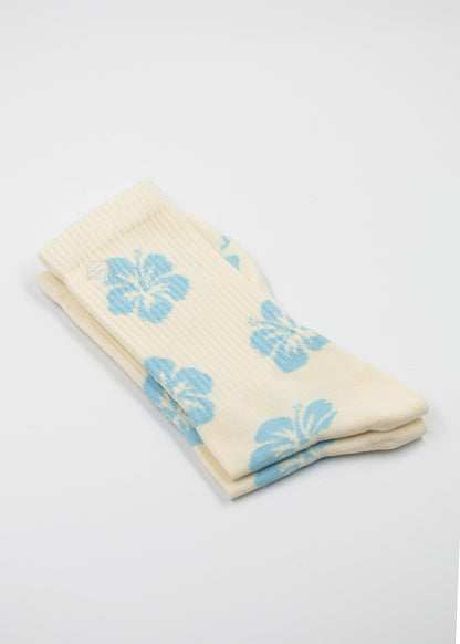 J.Clay Hibiscus Flower cremefarbene Boho-Socken mit blauen Blumen, gefaltet auf weißem Hintergrund.