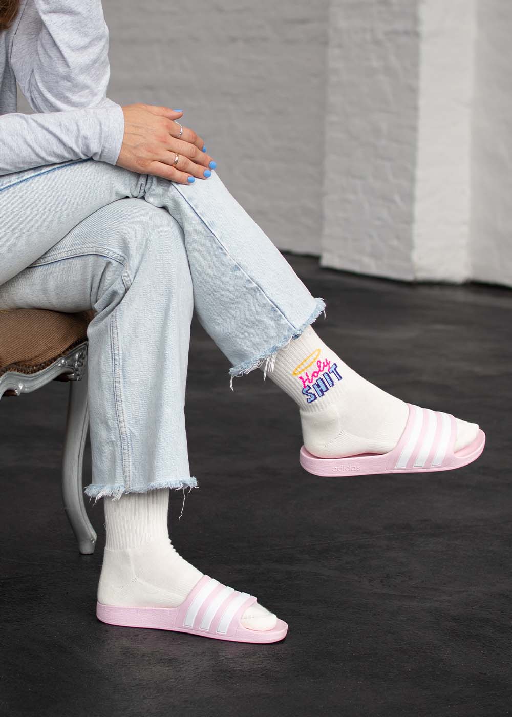 White J.Clay Holy Shit – Weihnachtssocken mit einem rosa-blauen Heiligenschein.