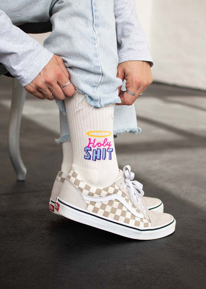 White Holy Shit – Weihnachtssocken im Crew-Socken-Stil mit gelbem Heiligenschein.