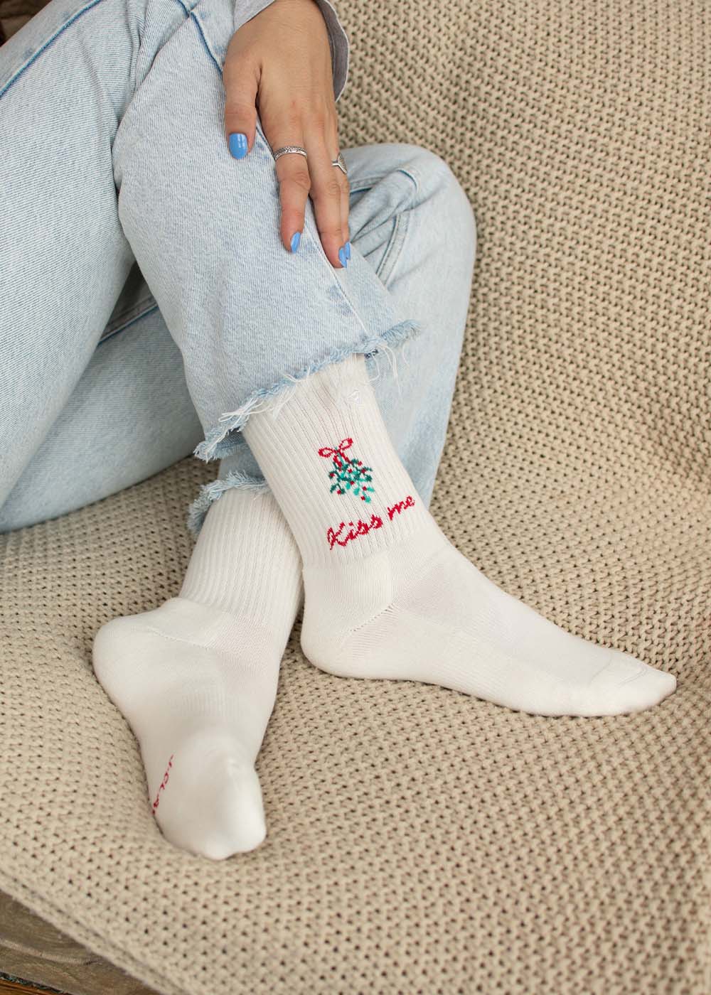 White J.Clay Mistletoe – Weihnachtssocken Crew-Socken mit gesticktem Mistelzweig und der Aufschrift Kiss me.
