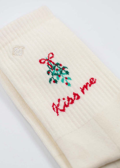 Cremefarbene Mistel – Weihnachtssocken mit einem Mistelzweig und dem roten Schriftzug Kiss me.