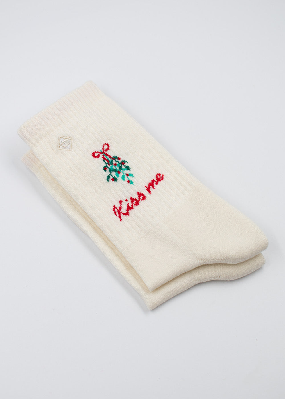 Cremefarbene J.Clay Mistletoe – Weihnachtssocken mit Mistelzweig und der Aufschrift Kiss me in Rot bestickt.