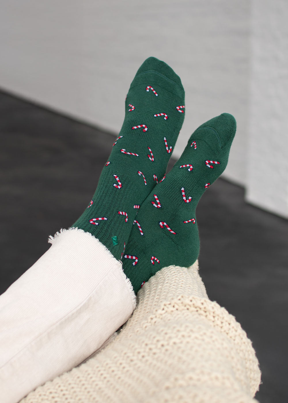 Dunkelgrüne J.Clay Candy Cane – Weihnachtssocken mit rot-weißem Zuckerstangenmuster.