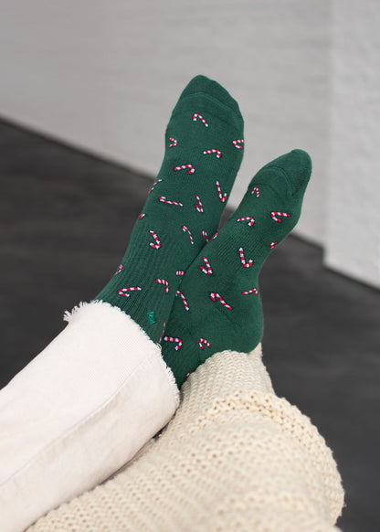 Dunkelgrüne J.Clay Candy Cane – Weihnachtssocken mit rot-weißem Zuckerstangenmuster.