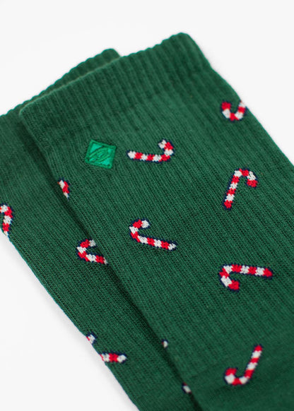 Dunkelgrüne Candy Cane-Weihnachtssocken mit rot-weißem Zuckerstangenmuster.