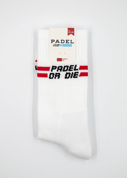 Weiße Socken von J.Clay Padel or Die mit roten Streifen und dem Schriftzug „PADEL OR DIE“, abgebildet mit Etikett.