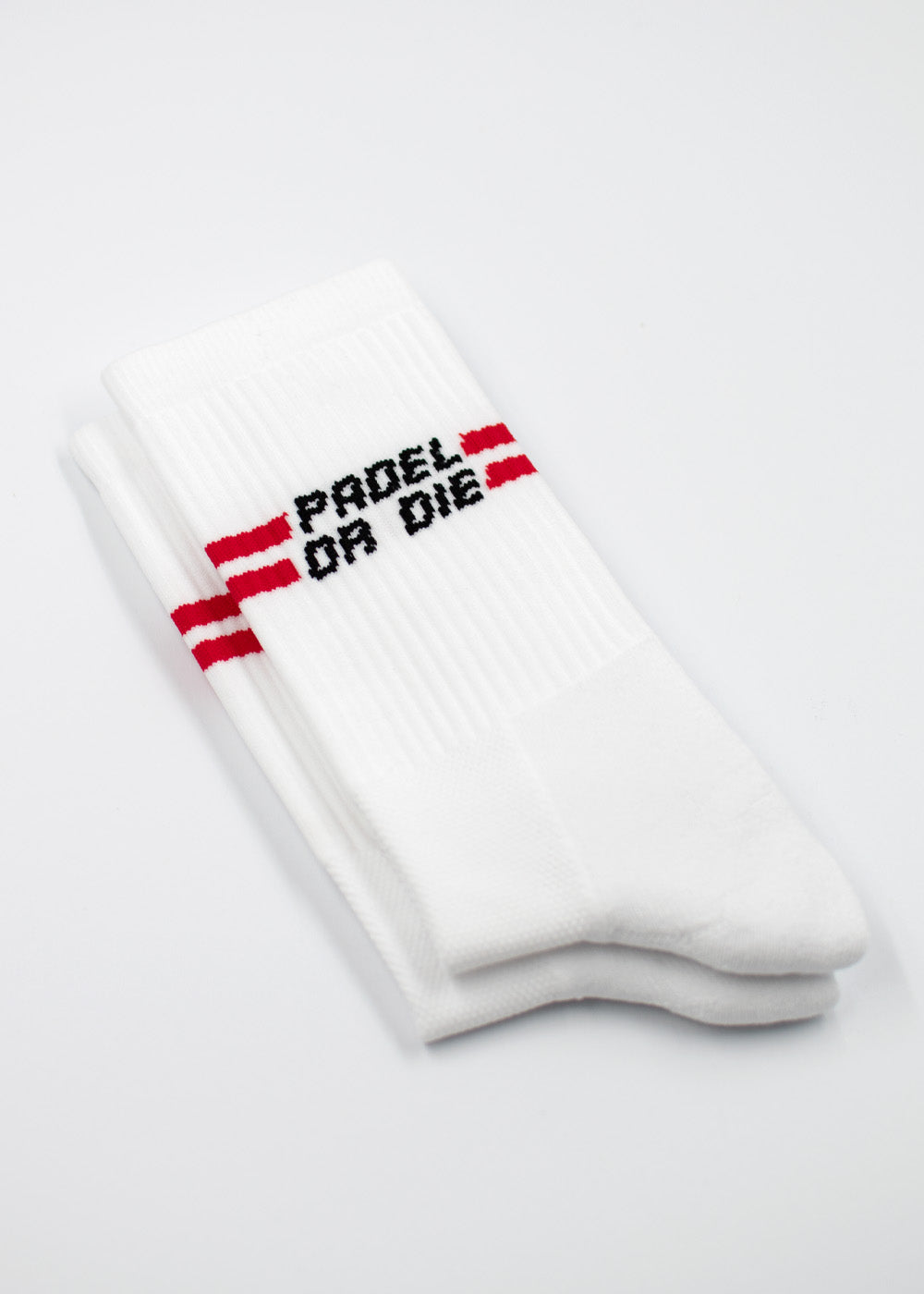 Weiße J.Clay Padel-Socken oder die Socken mit roten Streifen und Schriftzug auf weißem Hintergrund.