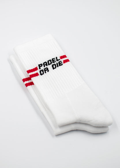 Weiße J.Clay Padel-Socken oder die Socken mit roten Streifen und Schriftzug auf weißem Hintergrund.