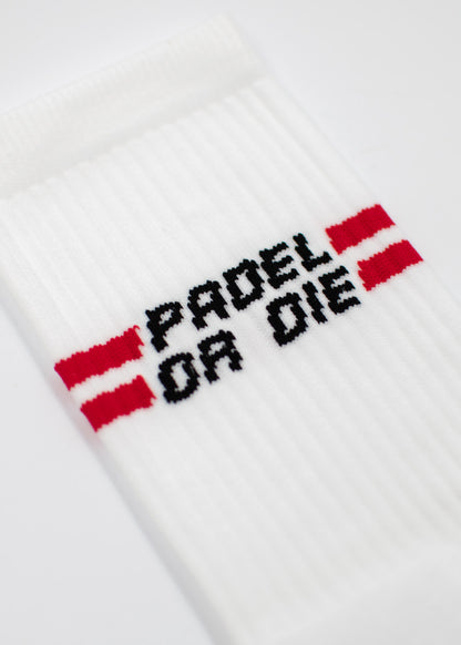 J.Clay „Padel or Die“ – weiße Socken mit roten Streifen und dem Schriftzug „PADEL OR DIE“.