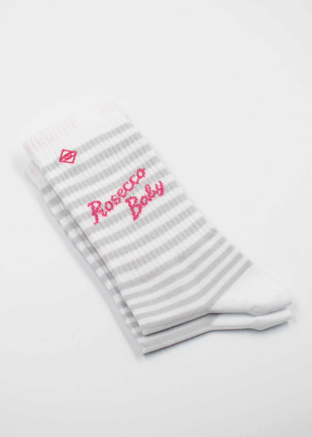 Weiß-grau gestreifte J.Clay Prosecco Baby Socken im Retrolook mit rosa Schriftzug.