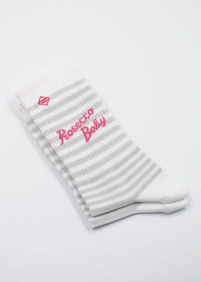 Weiß-grau gestreifte J.Clay Prosecco Baby Socken im Retrolook mit rosa Schriftzug.