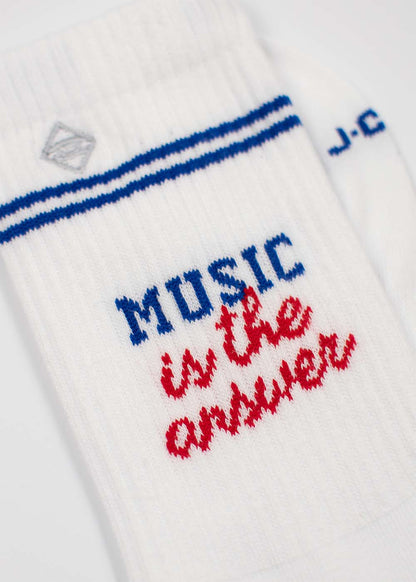 J.Clay Music ist die Antwort: Weiße Retro-Tennissocken mit blauen Streifen und Schriftzug.