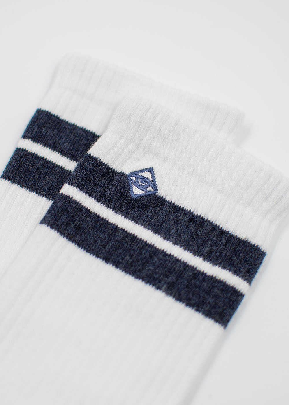 J.Clay True Snow Denim Tennissocken im Retro-Look mit blauen Streifen und gepolsterter Sohle.