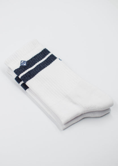 J.Clay True Snow Denim Tennissocken im Retro-Look mit zwei schwarzen Streifen, umgeschlagen.