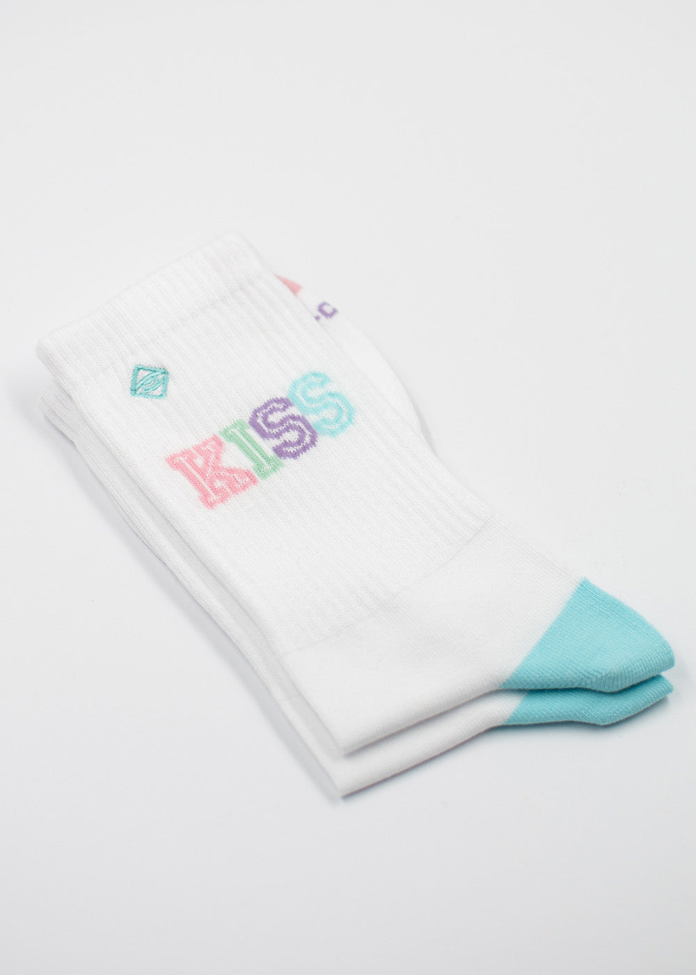 J.Clay Kiss Tennissocken mit bunten Buchstaben - das Statement für jedes Outfit.
