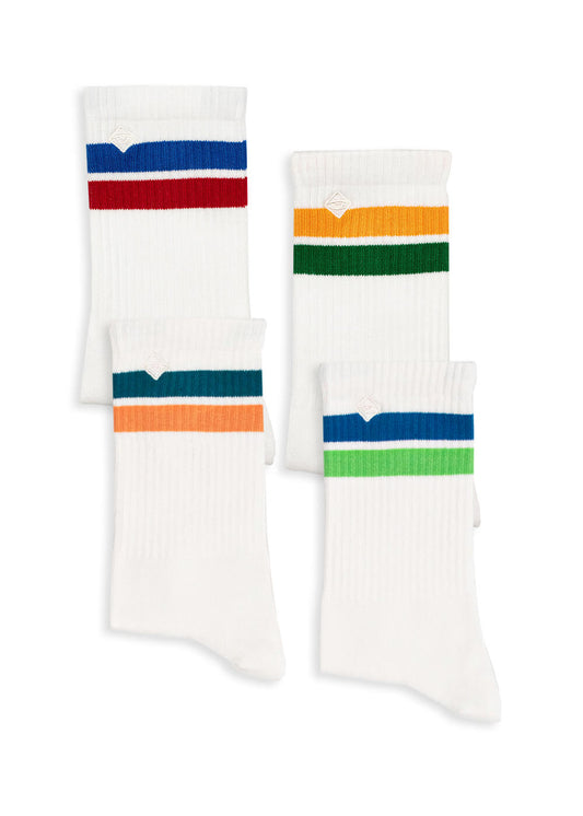 Vier Paar weiße gerippte J.Clay Tennissocken, jeweils mit zwei farbigen Streifen am oberen Ende: rot & blau, gelb & grün, türkis & orange und blau & grün.