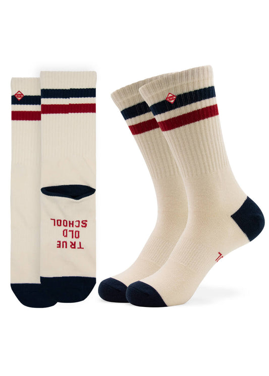 Ein Paar cremefarbene J.Clay Tennissocken mit navyfarbenen Zehen und Fersen, roten und navyfarbenen Streifen an der Oberseite und "TRUE OLD SCHOOL" in Rot auf der Sohle.