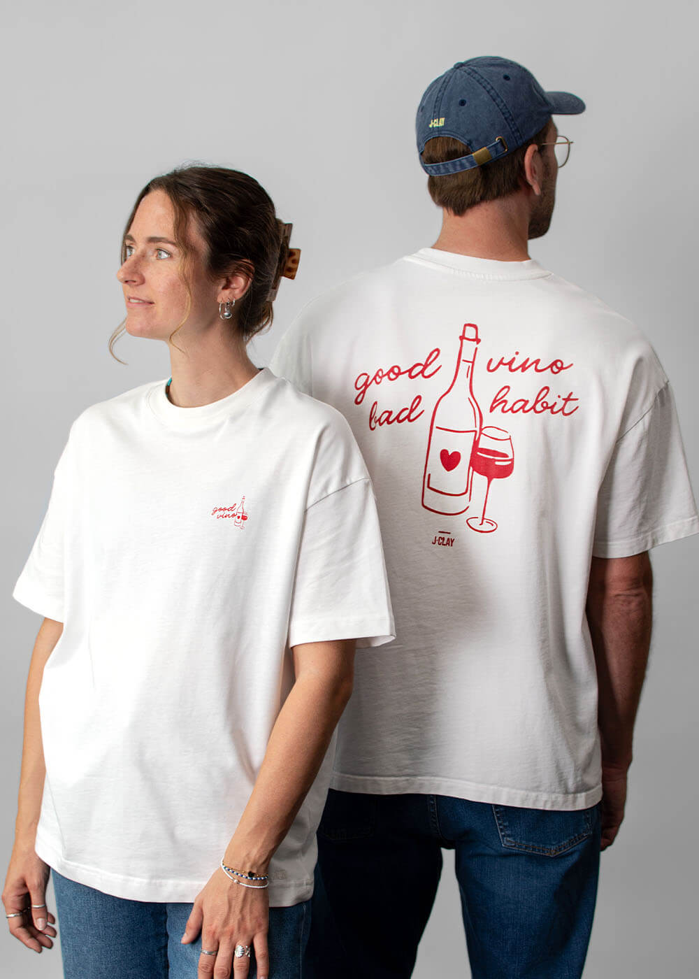 Zwei Unisex-Oversize-T-Shirts von J.Clay Good Vino, weiß mit rotweinroten Motiven, Vorder- und Rückseite abgebildet.