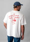 Mann in einem „J.Clay Good Vino“-T-Shirt mit Weinmotiv und blauer Kappe, von hinten gesehen; Unisex-Modell.