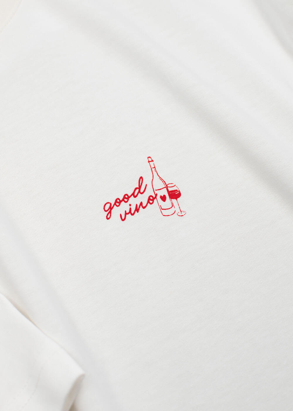 J.Clay Good Vino – T-Shirt: Unisex, Oversize, Wein-Motiv, roter Schriftzug, Weinflasche und Weinglas.