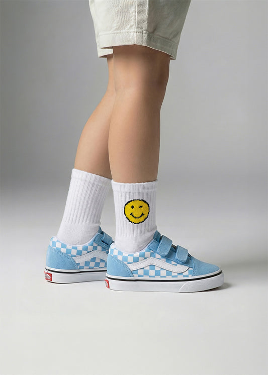 Kind in blau karierten Sneakers und J.Clay Yellow Smile - Mini Socken für einen verspielten Look.