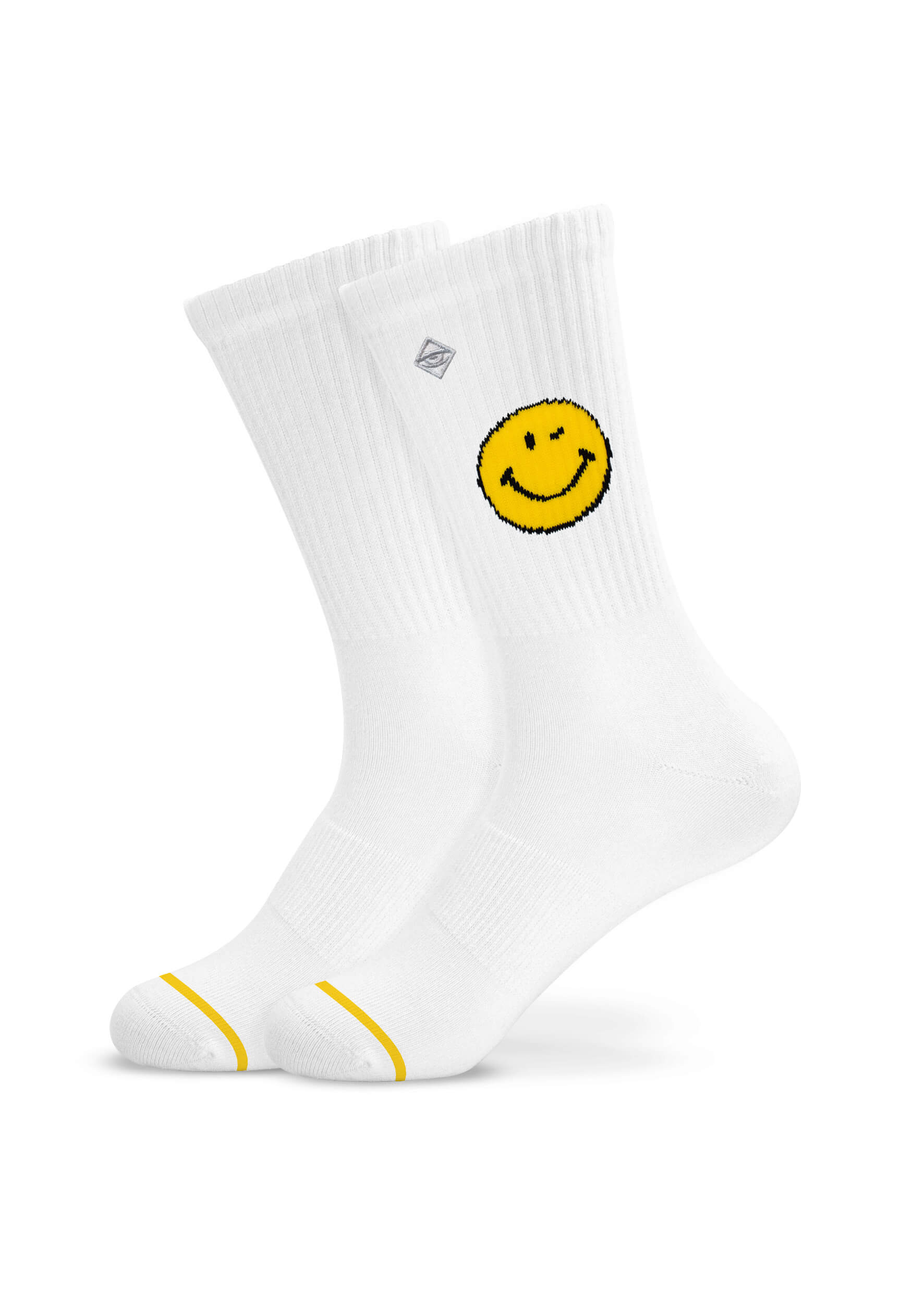 Die J.Clay Yellow Smile Crew Socken sind weiß mit einem gelben Smiley an der Seite und einem gelben Streifen in der Nähe der Spitze, entworfen in Deutschland für einen verspielten Look.