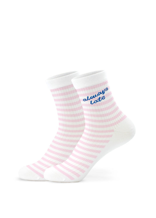 J.Clay immer zu spät – Midi: Rosa-weiße Sommersocken mit blauem Schriftzug – jetzt shoppen.