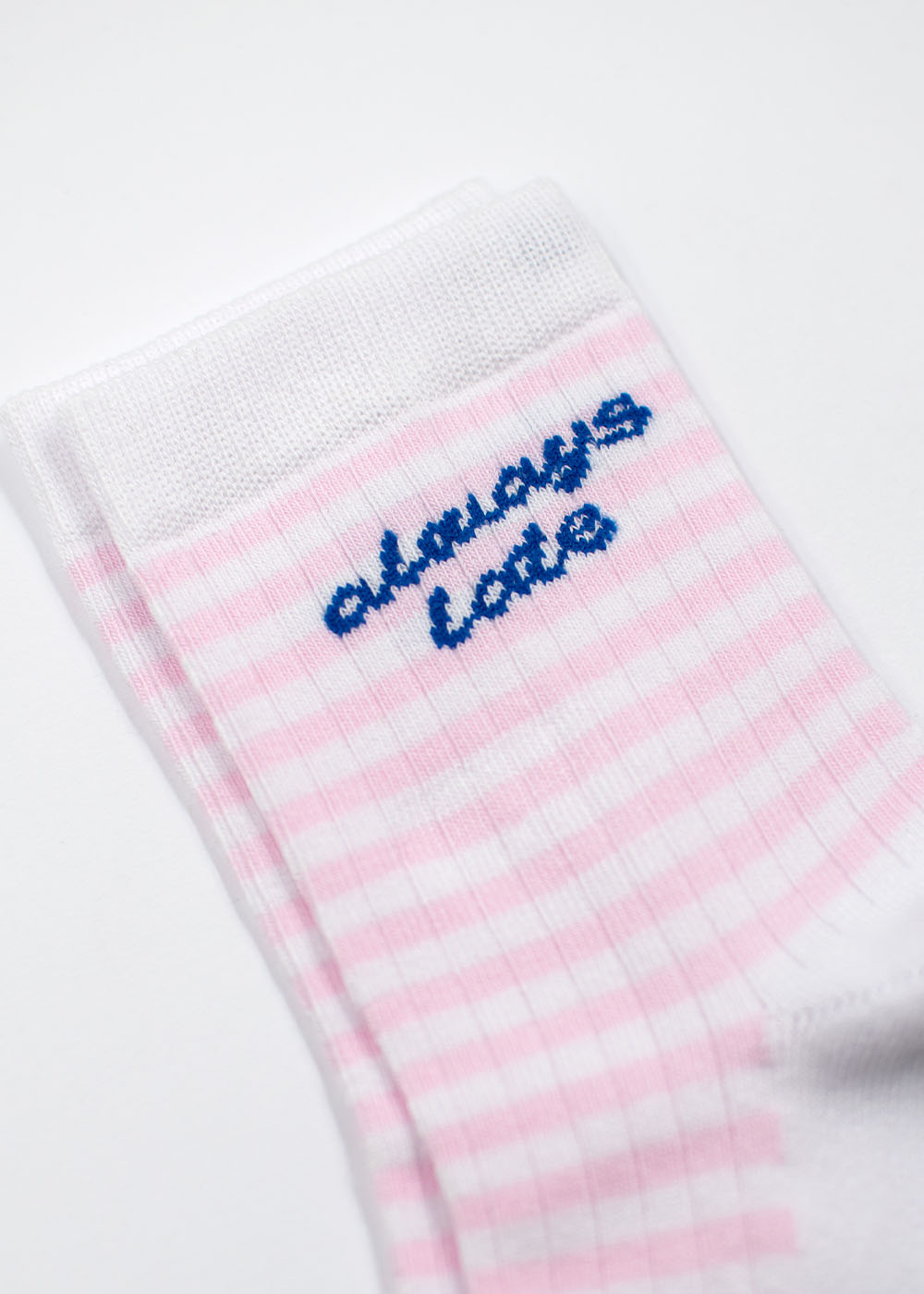 J.Clay always late – Midi: weiße Socke mit rosa Streifen, blauer Schriftzug „always late“ an der Seite.