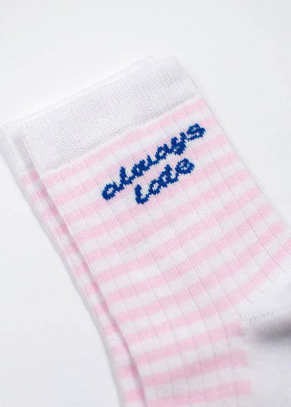 J.Clay always late – Midi: weiße Socke mit rosa Streifen, blauer Schriftzug „always late“ an der Seite.