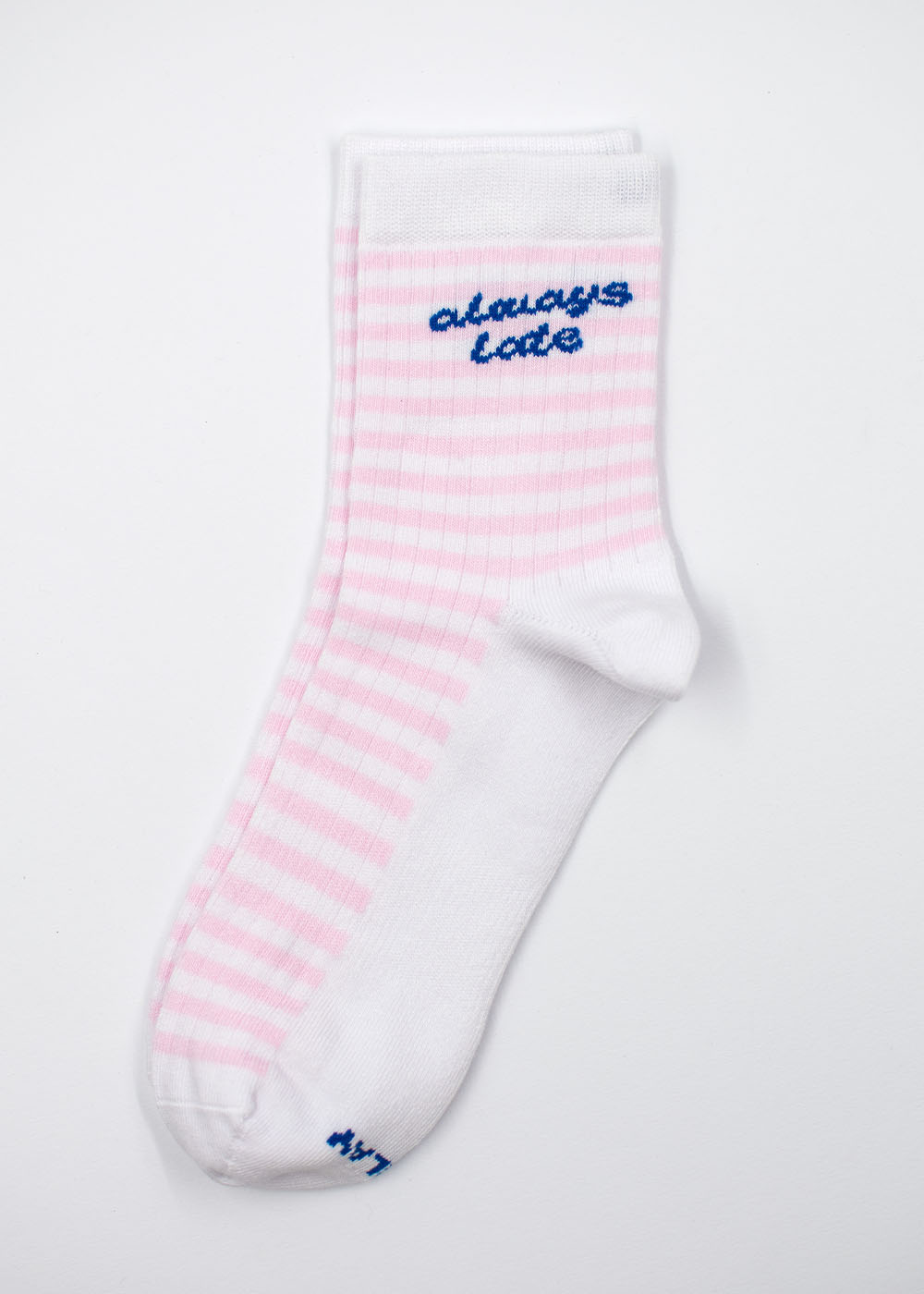 J.Clay immer zu spät – Midi: weiße Socke mit rosa Streifen, oben in Blau die Aufschrift „always late“.