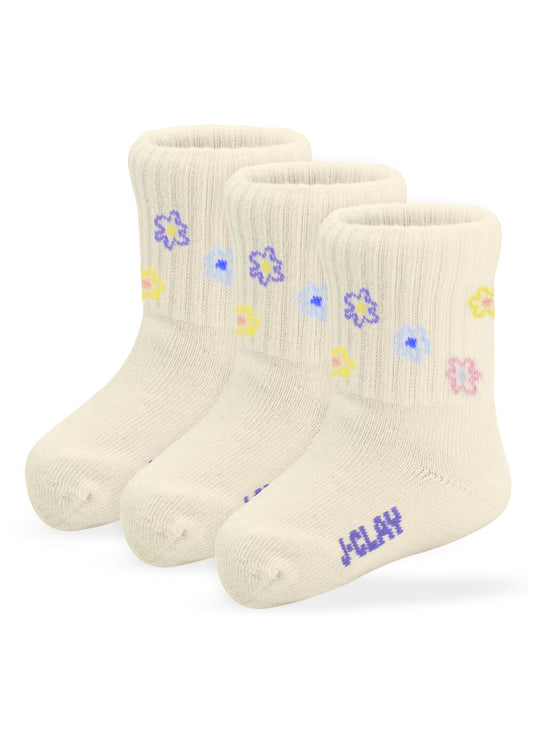 Drei Paar cremefarbene, gerippte Babysocken von J.Clay, die jeweils mit bunten Blumen und dem lila Schriftzug "JCLAY" an den Zehen verziert sind - die perfekten Kindersocken für 0-4-Jährige, die jedem Outfit einen verspielten Stil verleihen.