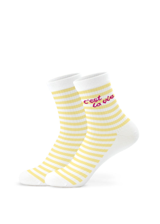 J.Clay c´est la vie – Midi: Gelb-weiße gestreifte Socken mit pinkem Schriftzug für einen frischen Look.