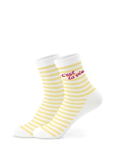 J.Clay c´est la vie – Midi: Gelb-weiße gestreifte Socken mit pinkem Schriftzug für einen frischen Look.